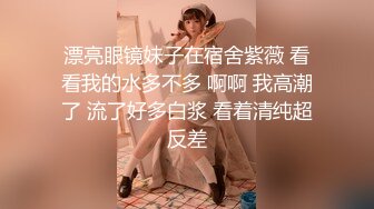 碎花裙風騷放蕩美女的愛液從丁字褲滲出來了