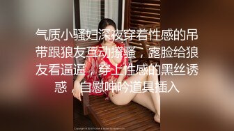 骚妈带着两个女儿一起大秀直播，全程露脸好刺激，黑丝情趣装诱惑，吃奶舔逼AV棒自慰骚穴，嫩的出水还没毛