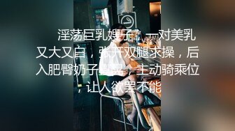  复式别墅楼梯上大战黄发妹子，双飞大战，换着来玩淫乱极了