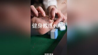 小母狗趴在那里认真舔脚