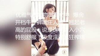 长焦相机偷拍对面公园拍户外婚纱摄影的新娘子??婚纱有点小,新娘子一直走光不断