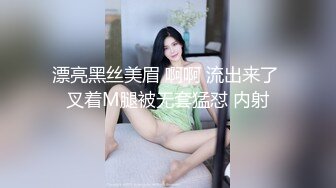 美容店上班的女友，今儿休息，在客厅玩男朋友的鸡巴，妖艳的颜值骚货！