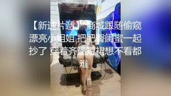 ✿群P小骚妻✿享受后入的同时当然嘴里也不能闲着啦，这个姿势是真的涨的我满满的，不知道啥感觉，身上麻，特别麻