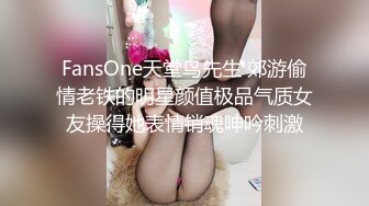   短发人妻母狗少妇，束缚着骚奶子让大哥后入草屁股，自己舔着假鸡巴呻吟诱惑狼友