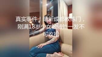  小妹妹骚姐姐全程露脸大秀直播，跟狼友互动撩骚，伸着舌头要舔狼友大鸡巴，揉奶玩逼道具抽插让姐姐吃奶子