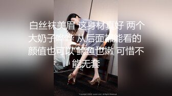 刺激绿帽老公抱着老婆，老婆被单男操。