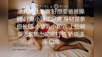 有韵味的老板娘要出去了，忘了一样东西没穿,慢慢掀起裙子露出小骚逼，还挺嫩留着淫水被看完骚穴还要开车！