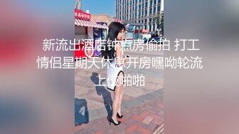 长相很漂亮的白皙美女张开腿展示自己的无毛骚穴，绝对极品一线天粉木耳