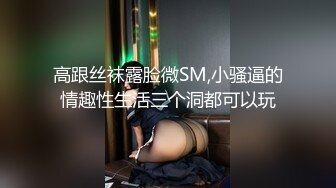 颜值不错的妞妞全程露脸镜头前的呻吟，奶子上的蝴蝶纹身很性感，道具自慰骚穴，被大哥按着头爆草小嘴深喉