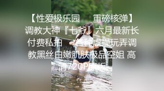 漂亮黑丝美女被按住疯狂输出