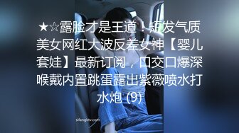 胆量惊人的户外坑神大学校园火车站专挑年轻时尚美女下手拍完露脸全身再跟进厕所拍下面年轻人BB是真嫩