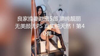 【新片速遞】偷偷隔着门录下女友洗澡，她一无所知的继续搓洗头发，压根没发现我在拍她！