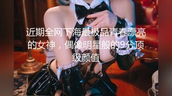 服装店老板娘营业期间坐前台边壹本正经的营业,下面露臊B给你看,也不怕路过行人发现