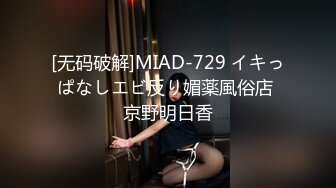 充满诱惑的少妇，黑丝高跟大奶子超级诱人，居家诱惑漏出大奶子夹着AV棒，尿尿自慰道具插逼诱惑的呻吟