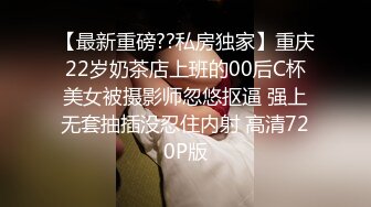 龙哥探花3P极品小骚货，抱着亲小嘴吃奶子玩弄，口活按摩棒玩阴蒂揉骚奶子，按在电脑桌前爆草续