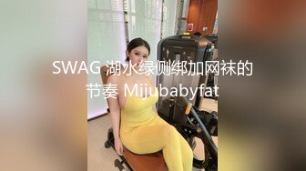 颜值不错小姐姐穿着白衣牛仔裤，坐沙发上揉捏她