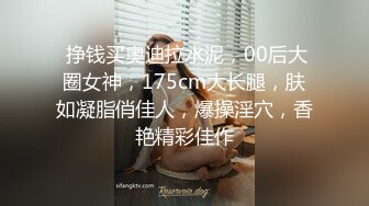 偷拍媳妇趁家里没人和年迈的老公公在地板上偷情