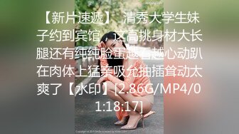 晚上睡不着爬窗偷窥房东刚回家的小女儿洗澡