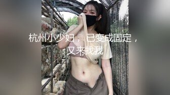  沙发上撅起黑丝大屁股熟女，扭动丰满蜜桃臀，着实诱惑，被胖男多姿势角度操逼后入，