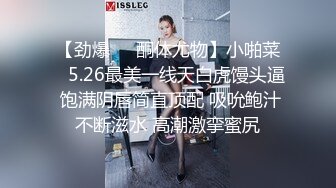 巨臀妈妈在厨房干家务，鸡儿梆硬儿子过来，撩起裙子想要来一发，屁股上磨蹭，抬腿抽插骚穴