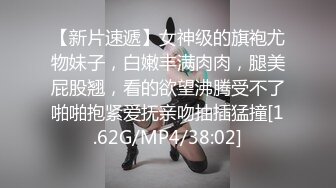 ,趁有次他洗澡把手机放枕头下时偷偷拿出来翻看,想不到他们还拍了视频