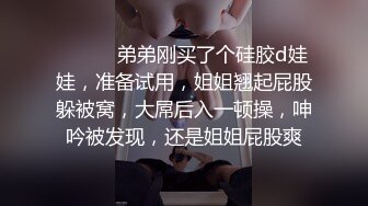  美女裙底系列超骚T内蜜桃臀 极品美女小少妇提了两大包东西长时间下蹲整理侧露黑毛