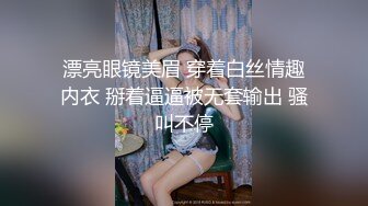 陪女伴逛服裝店的花蕾絲透明內褲風騷美女