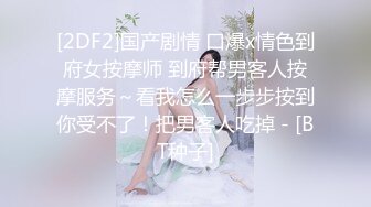 完美身材巨乳小姐姐，腰细胸大无赘肉，脱下内裤揉捏奶子，翘起美臀小露逼逼