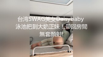 双马尾萌妹道具自慰，撩起衣服乳夹道具玩弄，厕所马桶上自摸无毛