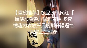  摄影师镜头下的拉拉，颜值甜美的女孩拿着棒棒插闺蜜，吃奶，舌吻很美！