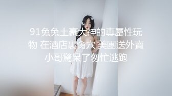 一个中年丈夫命令他的下属在她丈夫面前操一个年轻的妻子