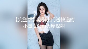 风骚小婊妹让小哥亲着小嘴玩奶子摸屁股慢慢扒光给狼友看，舔弄大鸡巴让小哥压在身下无套抽插，逼逼淫水多多