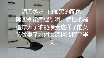 家中沙发上先把肥臀性感的漂亮美女玩弄到快高潮,高清