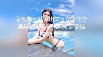 甜美小姐姐白皙美乳极品美臀，开档丝袜抬腿特写粉穴，揉捏奶子翘起屁股扭动，浴室洗澡湿身诱惑手指扣穴