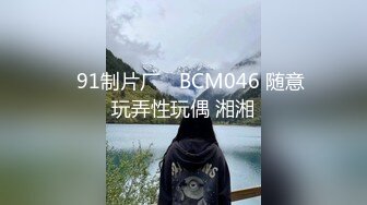   两个18岁的极品可爱小萝莉女同，脱光光互相舔对方粉逼，大叔出场 忍不住要参与