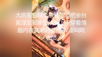  黑丝大奶伪娘 喂小奶狗吃仙棒 爆菊花 插的小奶狗哼哈不停