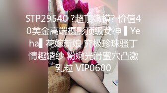 【中性打扮短发美女】超高颜值玻璃黄瓜自慰，边插边揉搓阴蒂，撩起衣服揉捏贫乳，快速抽插最后冲刺，太爽了高潮脸