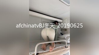  颜值不错的社会大射，满身纹身调教小鲜肉激情啪啪，交大鸡巴让小哥舔脚