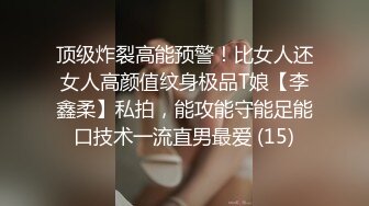 两个00后清纯美少女，一脸呆萌，道具自慰，震动棒插嫩穴，微毛肥鲍，特写给你，慢慢抽插诱惑