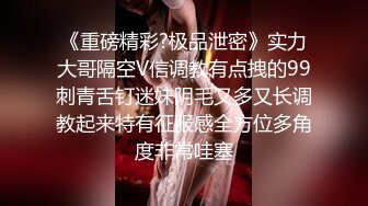 RB迷人的牛仔裤家政少妇撅屁股收拾卫生性感屁股