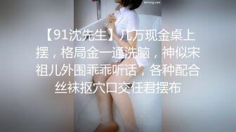 推婴儿车逛街的宝妈,弯腰给孩子整理衣服的时候胸部走光,还大一颗樱桃