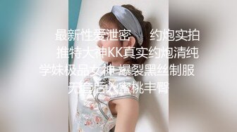 粉裙美艳少妇和家人逛公园 性感蕾丝透明内裤包裹肉臀前C微透黑森林弯腰撅臀裆部有湿痕很诱惑