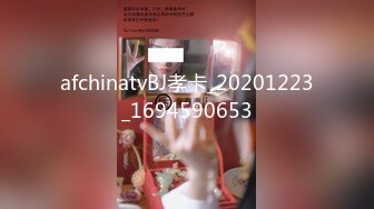 跟随抄底和男友逛街的cos美眉