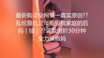 【新片速遞】  身材不错的长腿少妇镜头前的诱惑，高跟大长腿听狼友指挥大秀直播，掰开骚穴给狼友看特写，揉奶抠逼浪荡呻吟