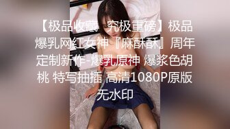 头发黑泽亮丽的美少妇，满满的韵味扑面而来，跟着上厕所偷拍她嘘嘘，这浓密的阴毛简直是我的最爱！