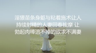 中年夫妻看着电视在客厅沙发大战一番骚妻