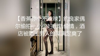 经典黑白配激情5P，两个大老黑玩弄极品大长腿女模，小哥想后入个太矮骑黑哥脖子上超带劲，黑人大鸡巴好粗暴